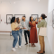 Imagen que visualiza un grupo de personas en una Galería Fotográfica
